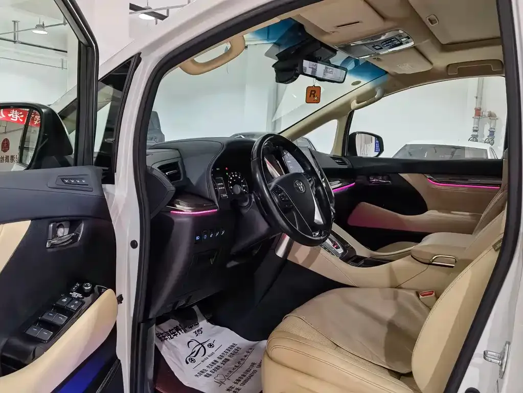 Toyota Vellfire — фото 4