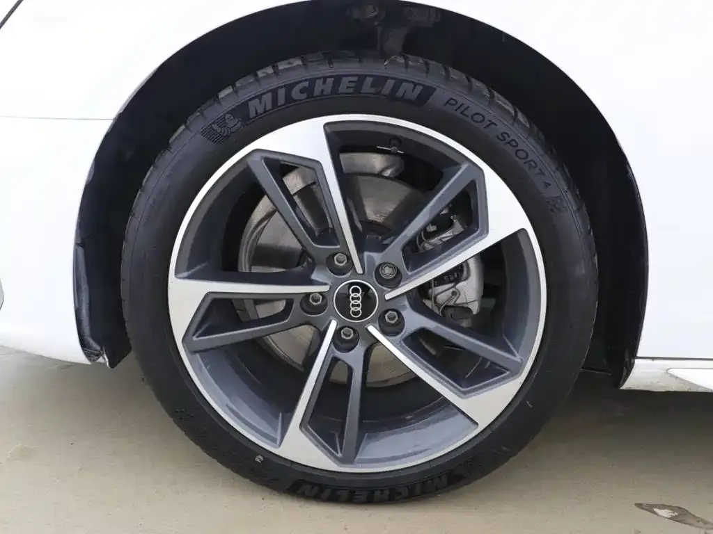 Audi A4L 2022 из CN, фото 6