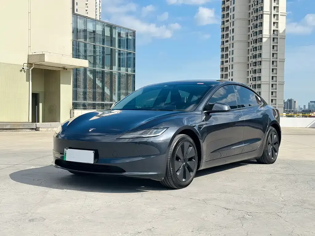 Tesla Model 3 — фото 1