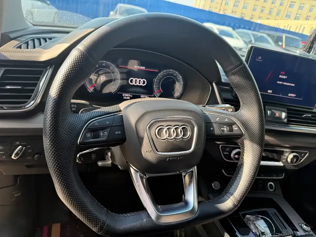 Audi Q5L — фото 10