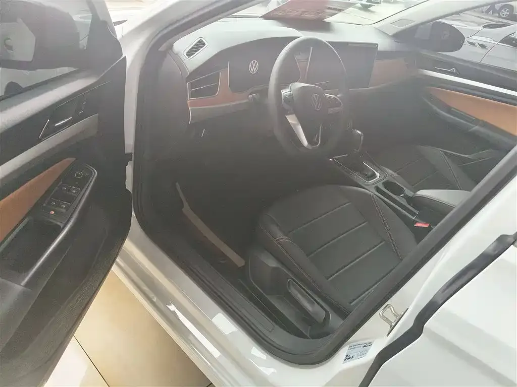 Volkswagen Bora 2024 из CN, фото 9