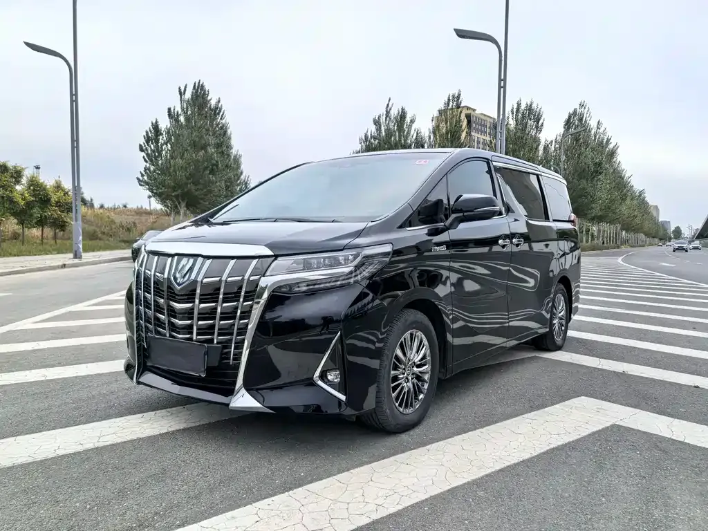 Toyota Alphard — фото 1
