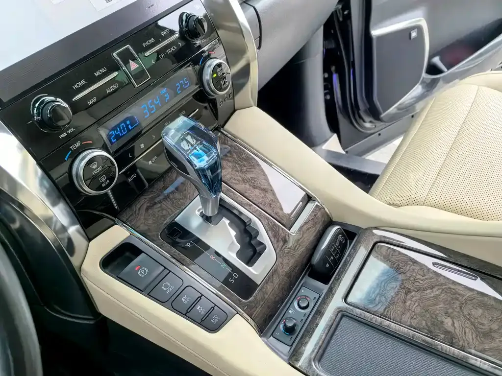 Toyota Alphard — фото 10