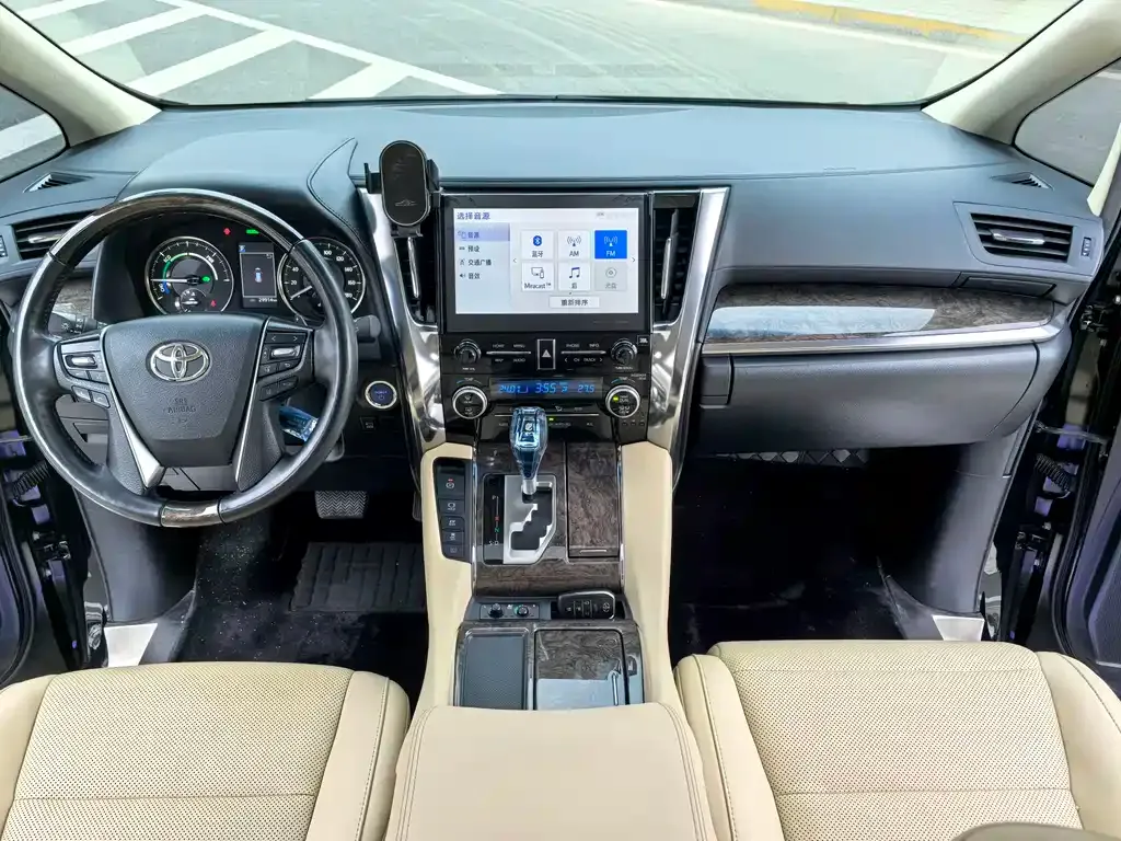 Toyota Alphard — фото 7