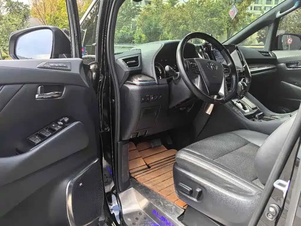 Toyota Alphard — фото 4