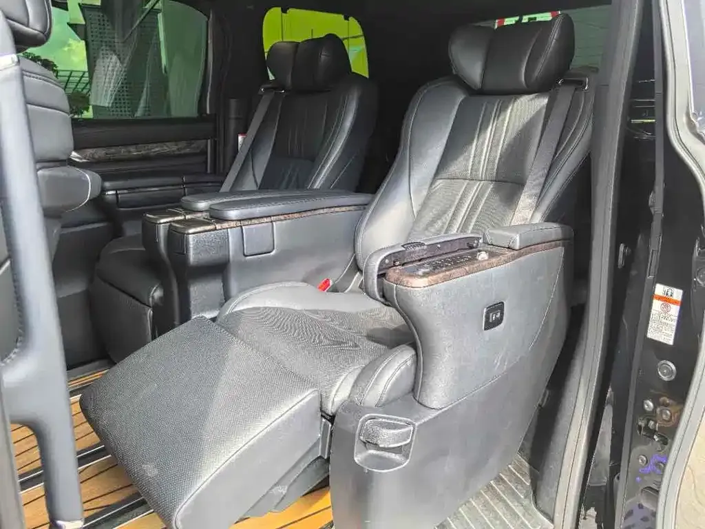 Toyota Alphard — фото 7