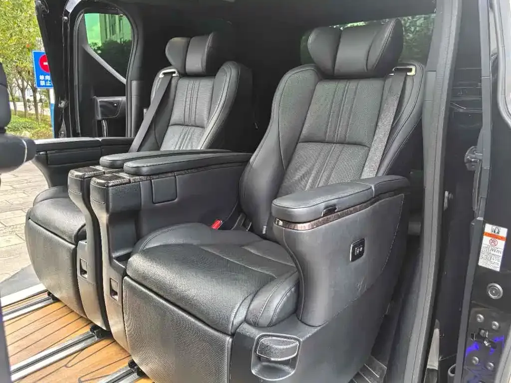 Toyota Alphard — фото 8