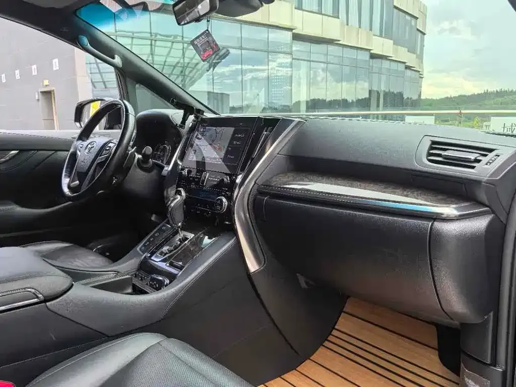 Toyota Alphard — фото 9