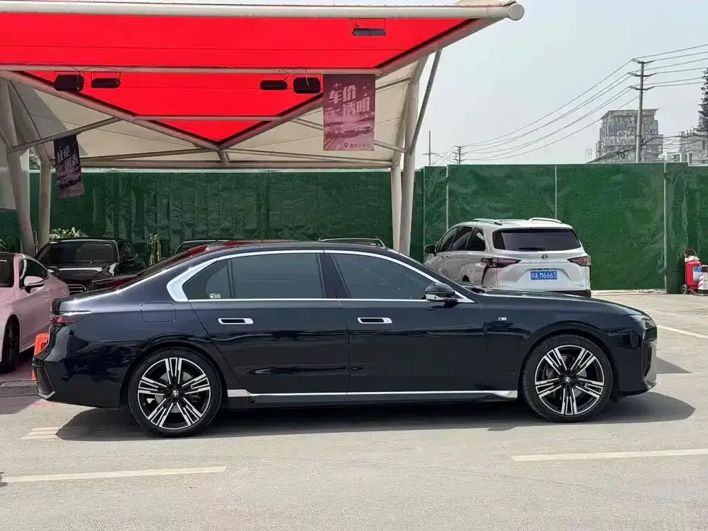 BMW 7 Series 2023 из CN, фото 4