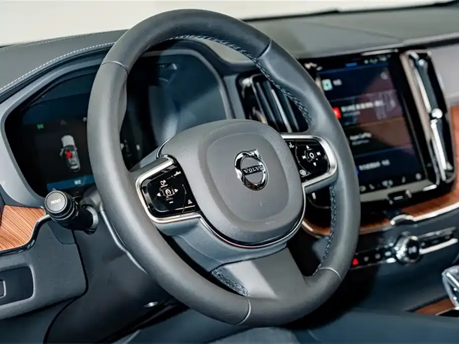 Volvo XC60 — фото 10
