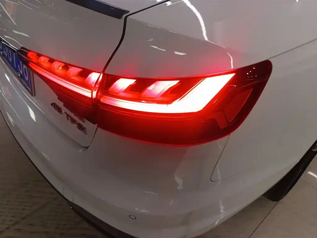 Audi A4L 2023 из CN, фото 10
