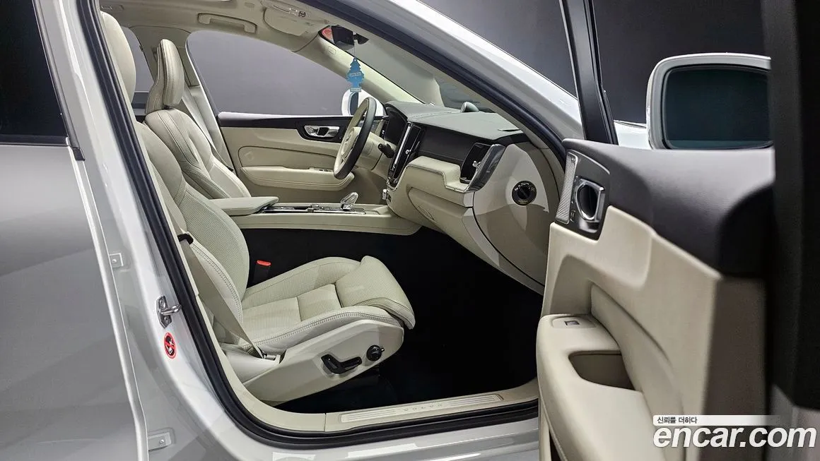 Volvo XC60 — фото 10