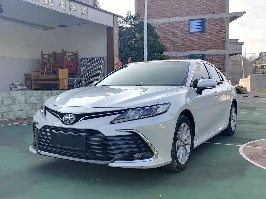 Toyota Camry — фото 1