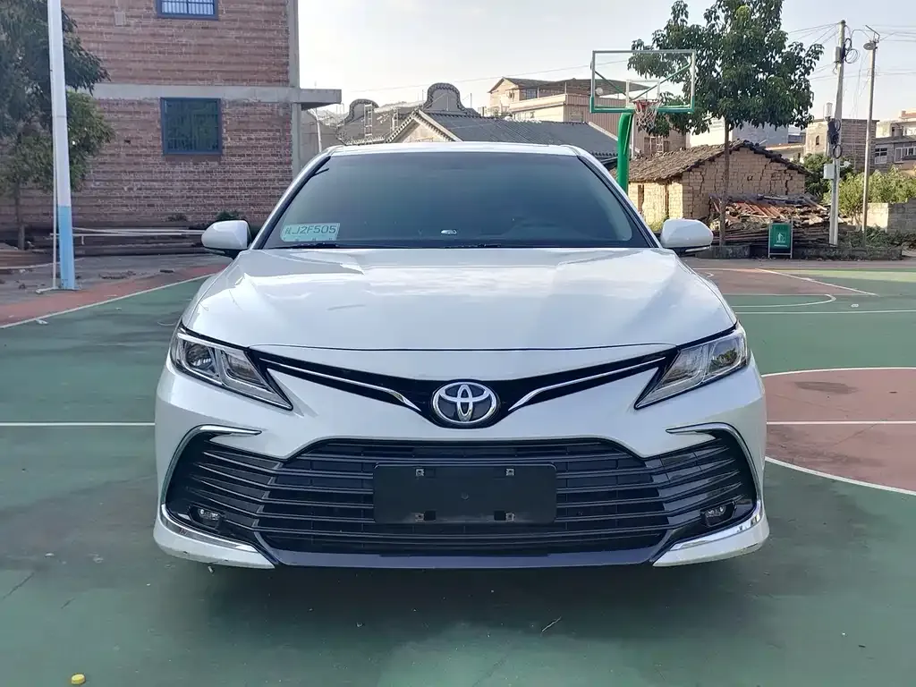 Toyota Camry — фото 2
