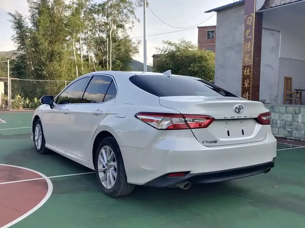 Toyota Camry — фото 4