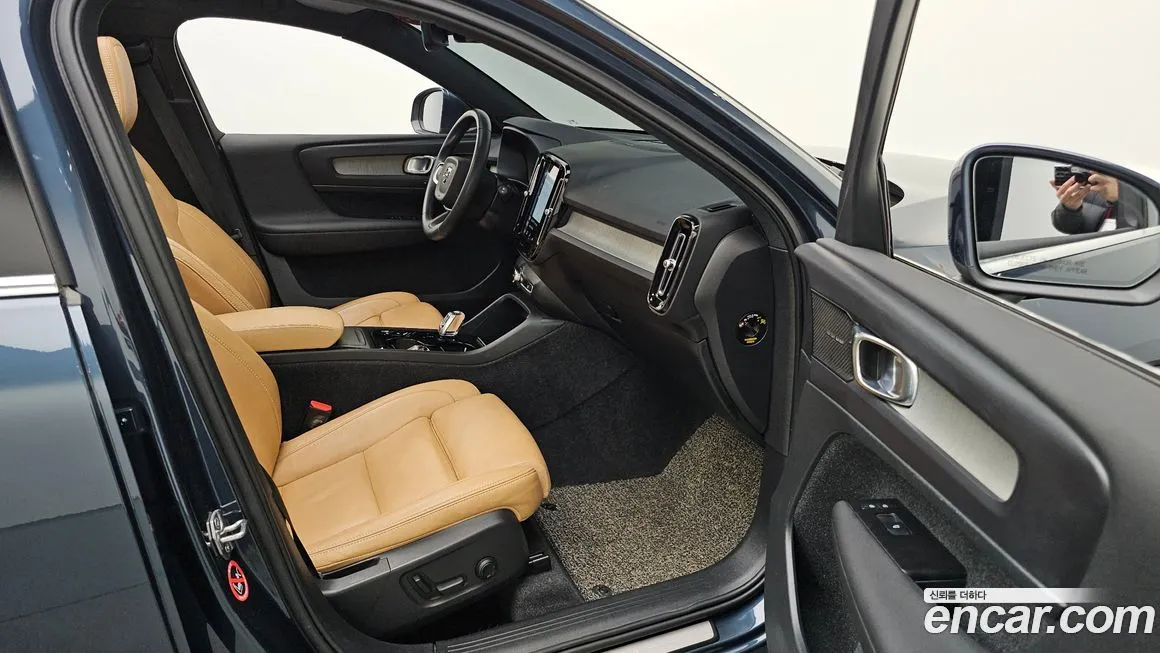 Volvo XC40 — фото 10