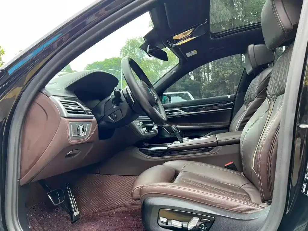 BMW 7 Series 2021 из CN, фото 8