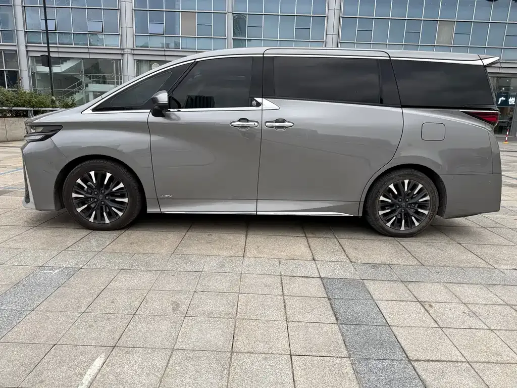 Toyota Vellfire — фото 2
