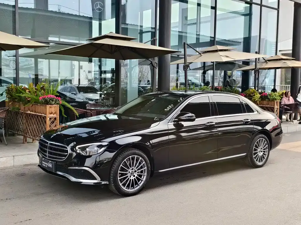 Mercedes-Benz E-Class — фото 1