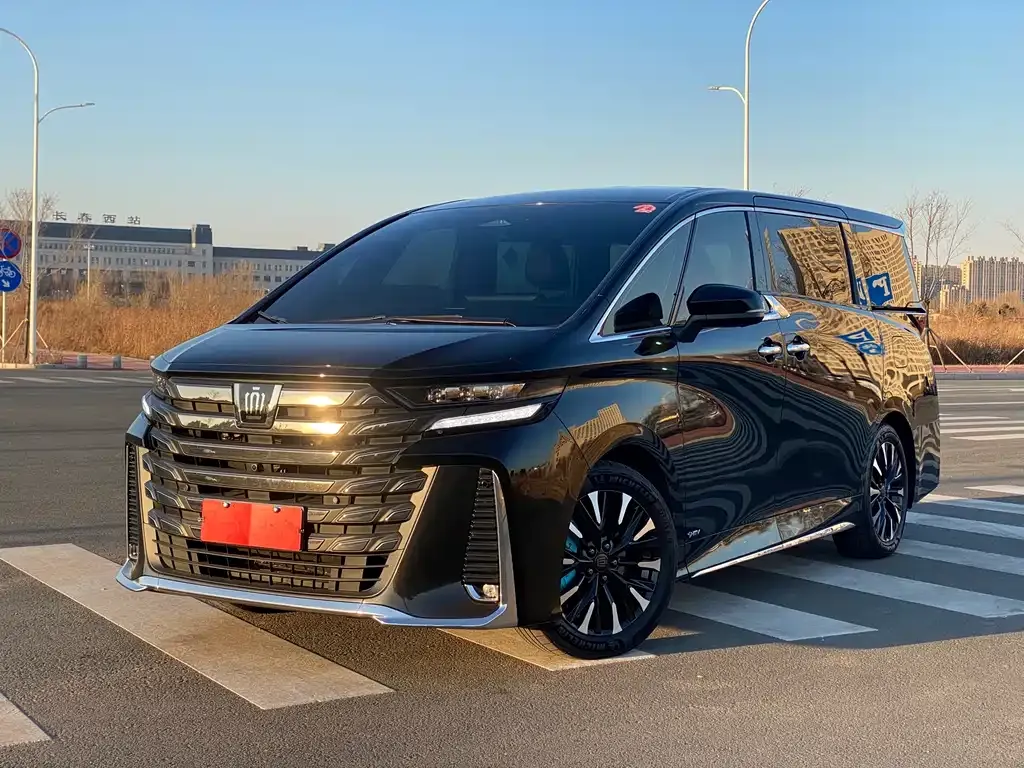Toyota Vellfire — фото 1