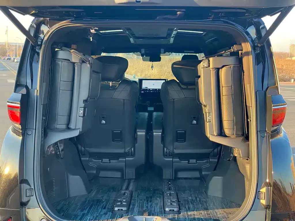 Toyota Vellfire — фото 10