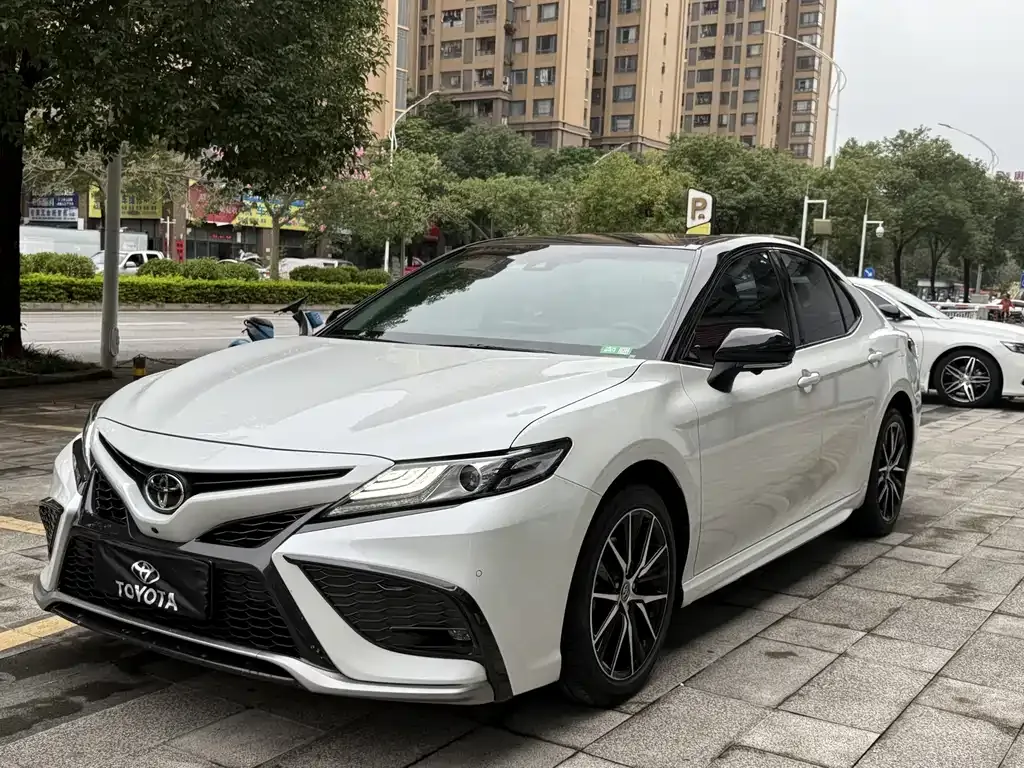 Toyota Camry — фото 1