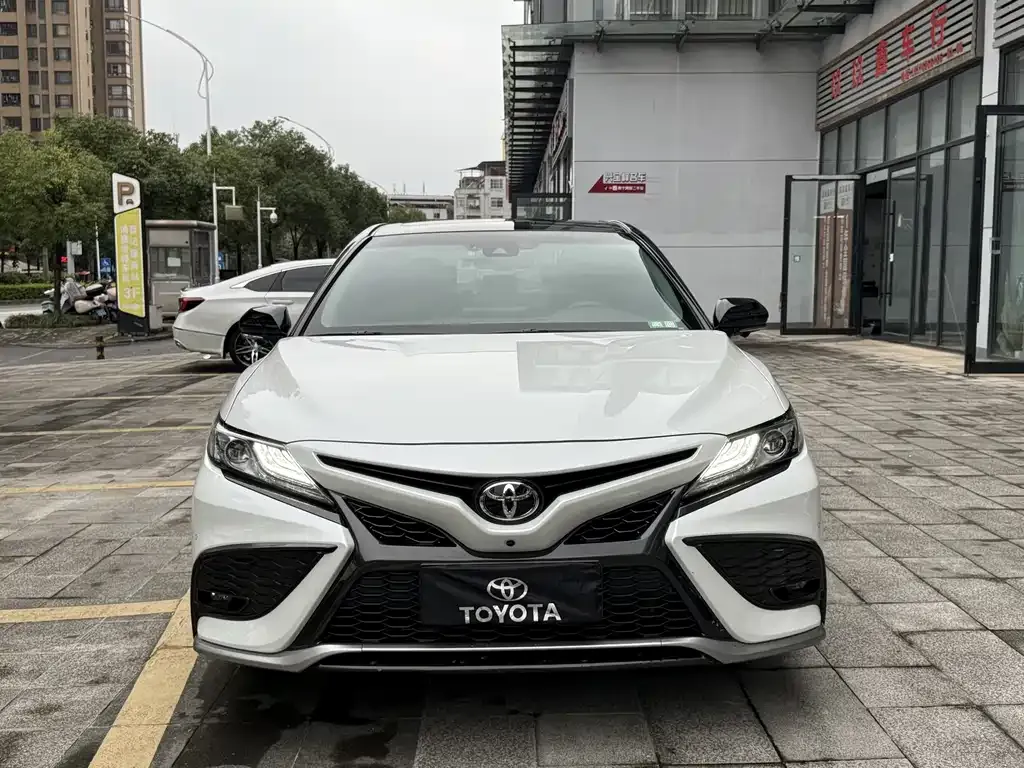 Toyota Camry — фото 2