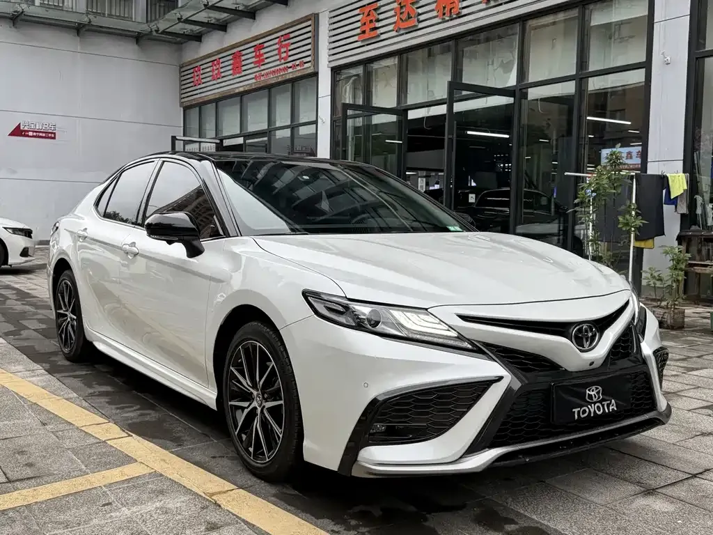 Toyota Camry — фото 3