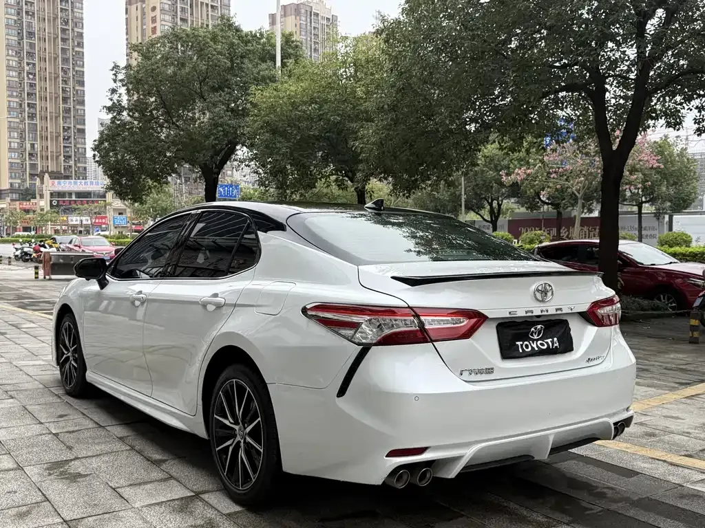 Toyota Camry — фото 4