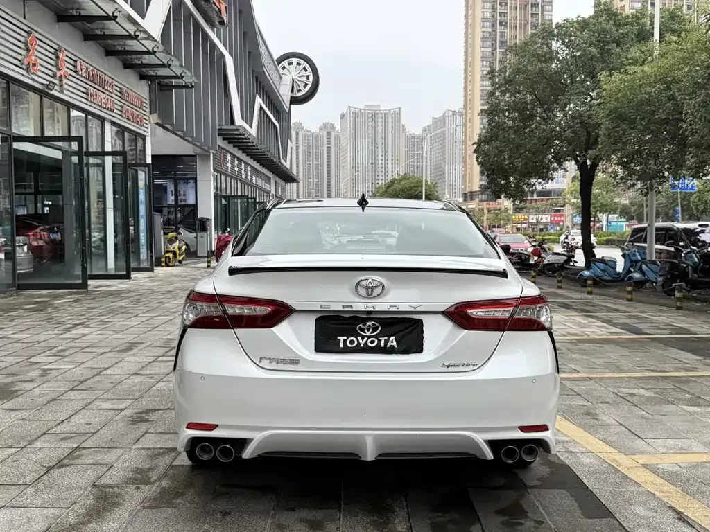 Toyota Camry — фото 5