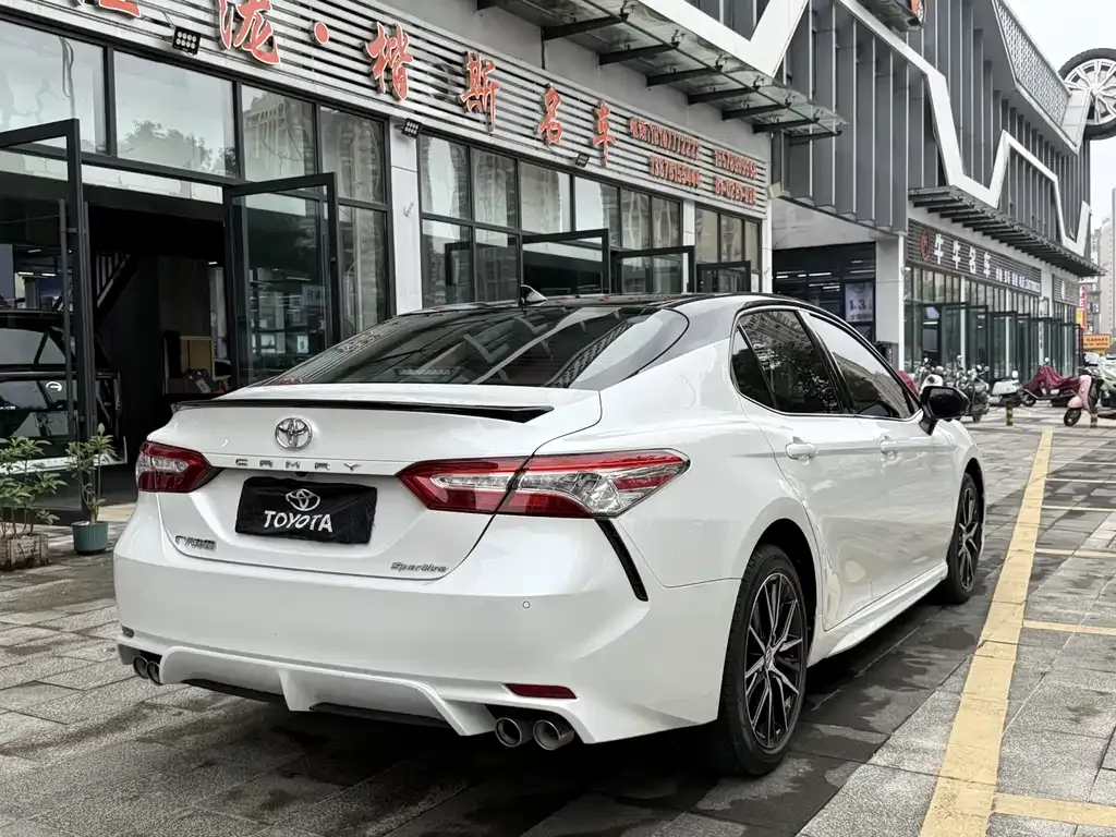 Toyota Camry — фото 6