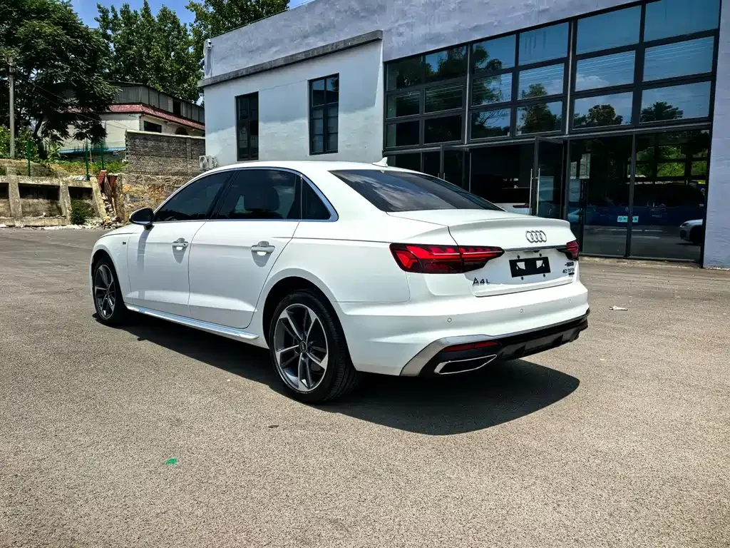 Audi A4L 2022 из CN, фото 6