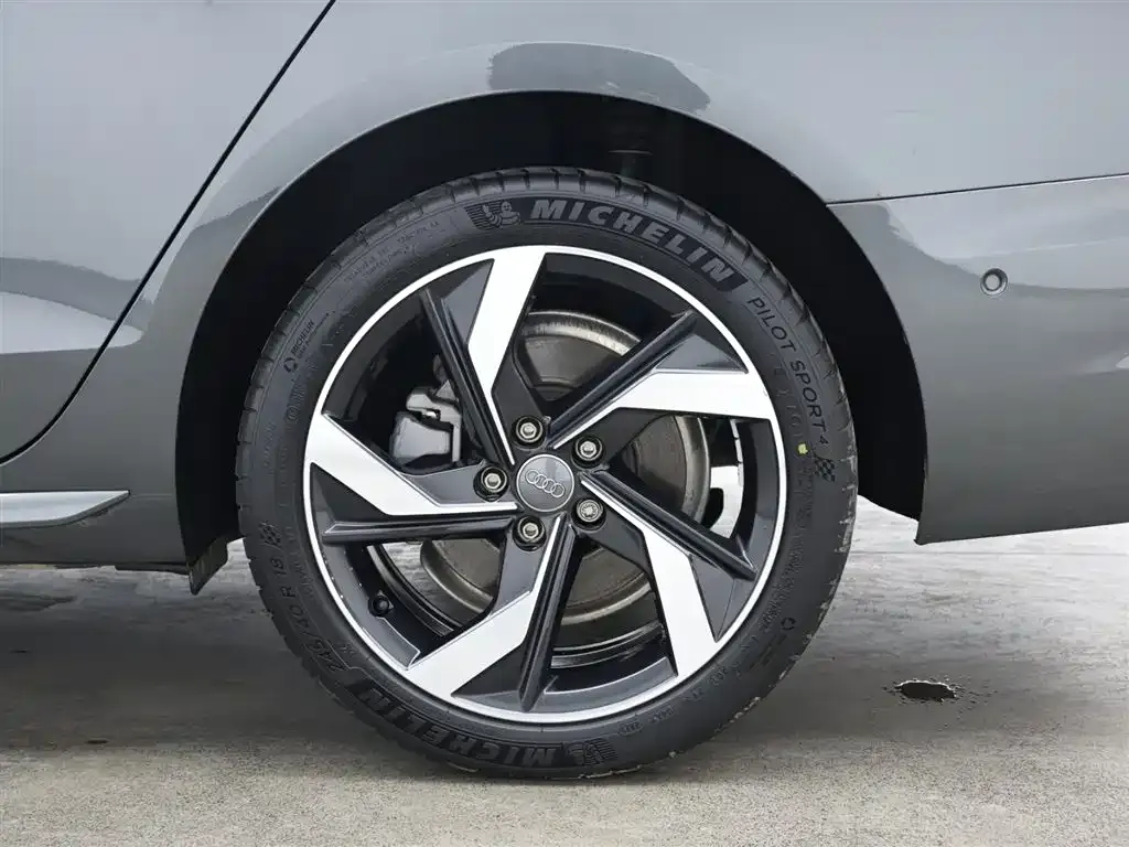 Audi A4L 2022 из CN, фото 9