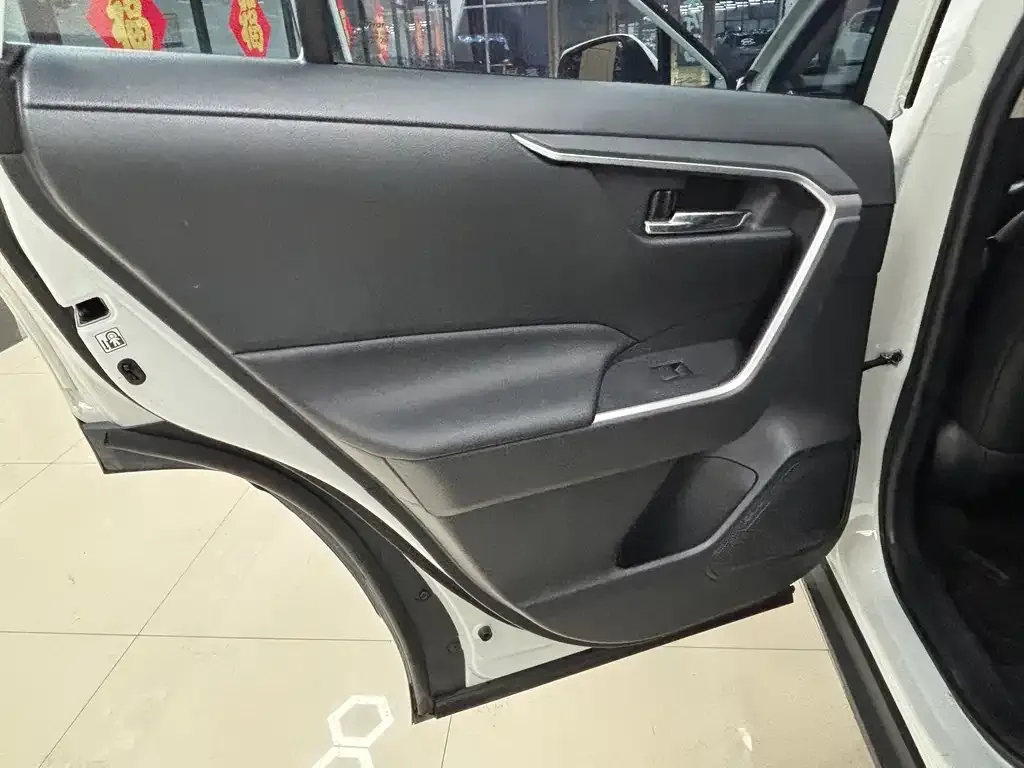 Toyota RAV4 — фото 10