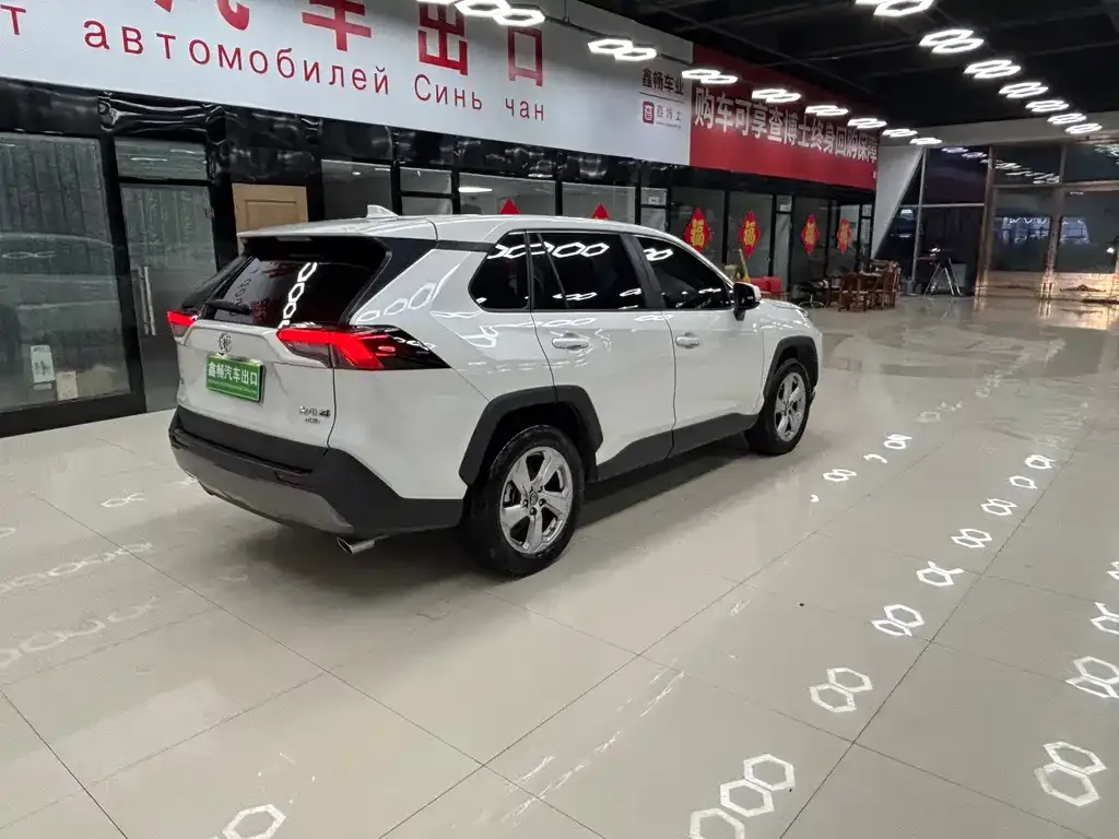 Toyota RAV4 — фото 5