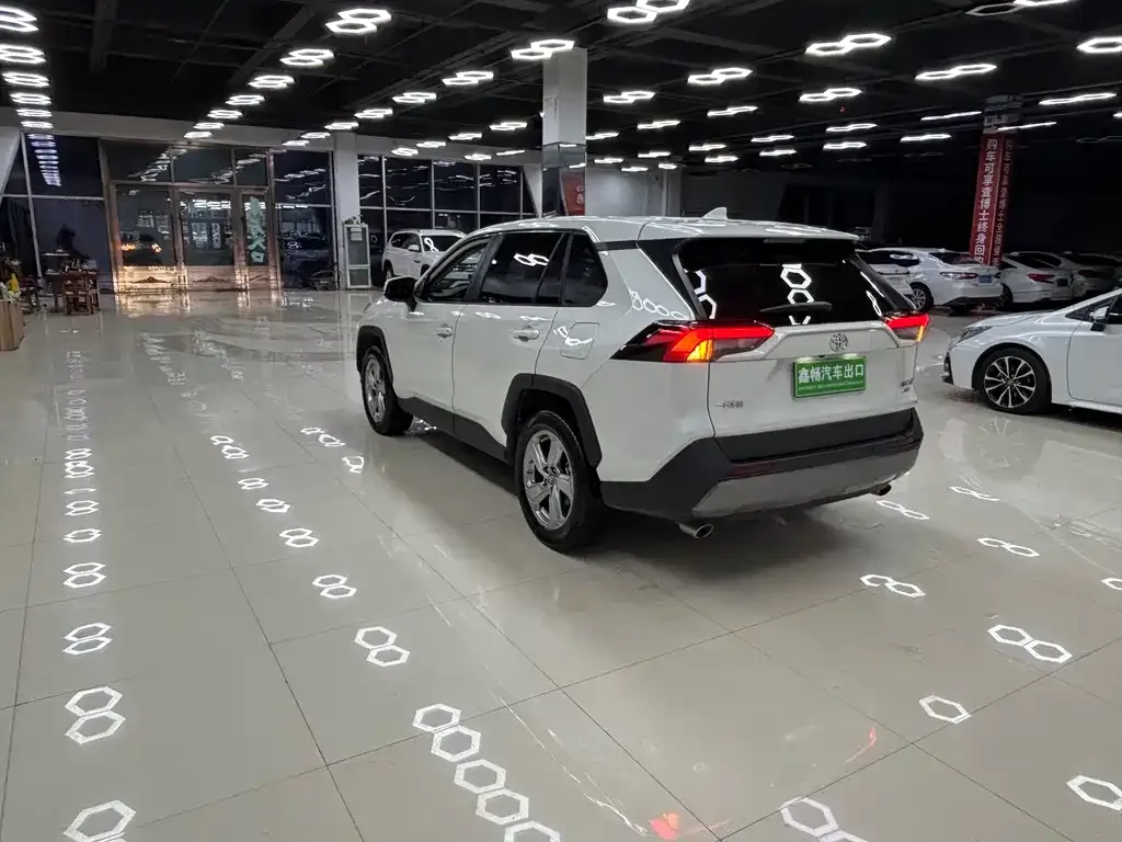 Toyota RAV4 — фото 7