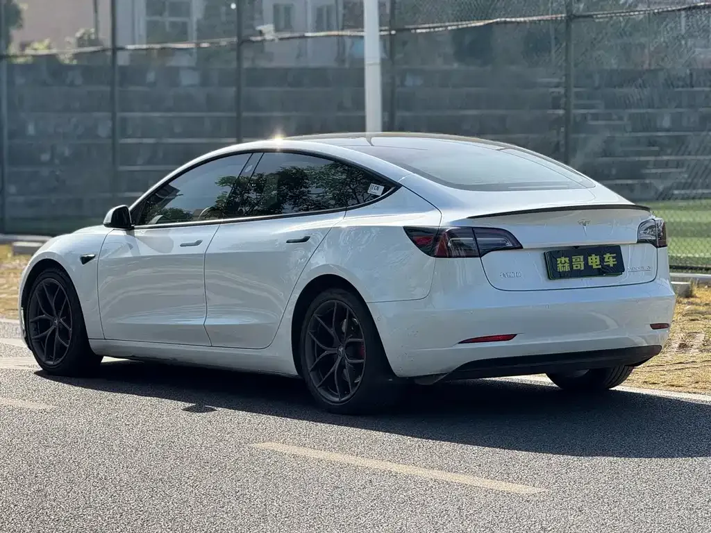 Tesla Model 3 — фото 5