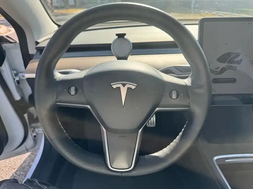 Tesla Model 3 — фото 9