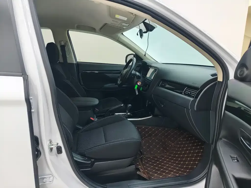 Mitsubishi Outlander 2023 из CN, фото 10