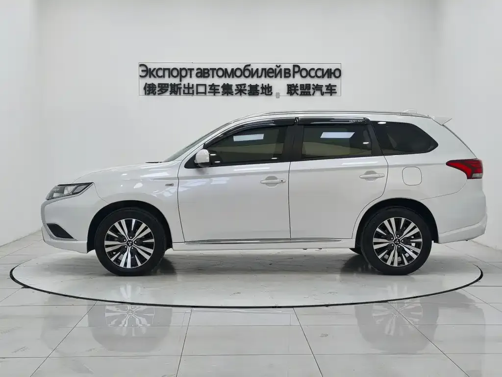 Mitsubishi Outlander 2023 из CN, фото 4