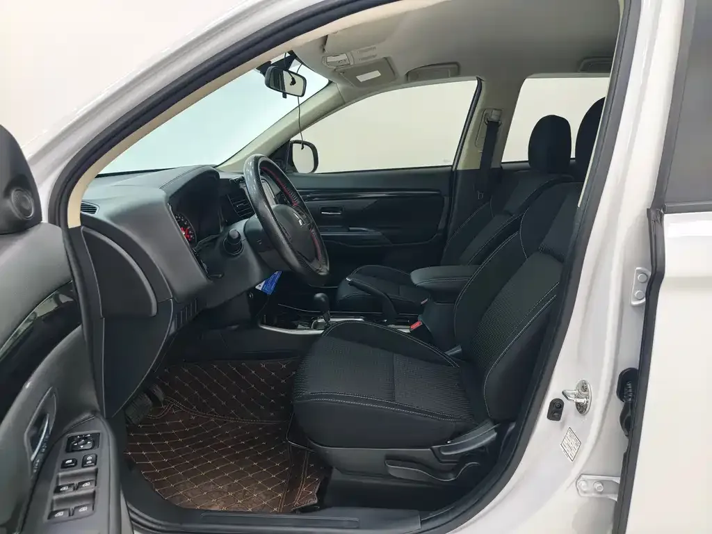 Mitsubishi Outlander 2023 из CN, фото 7