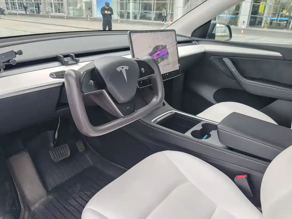 Tesla Model Y — фото 8