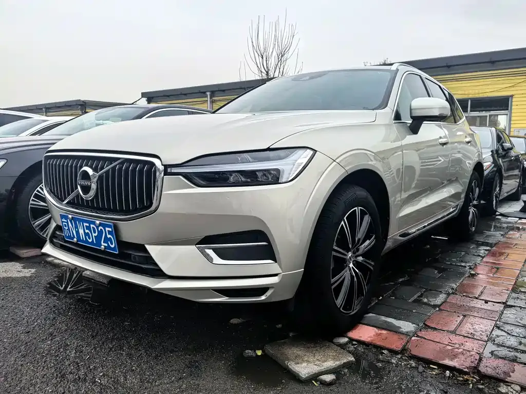 Volvo XC60 — фото 1