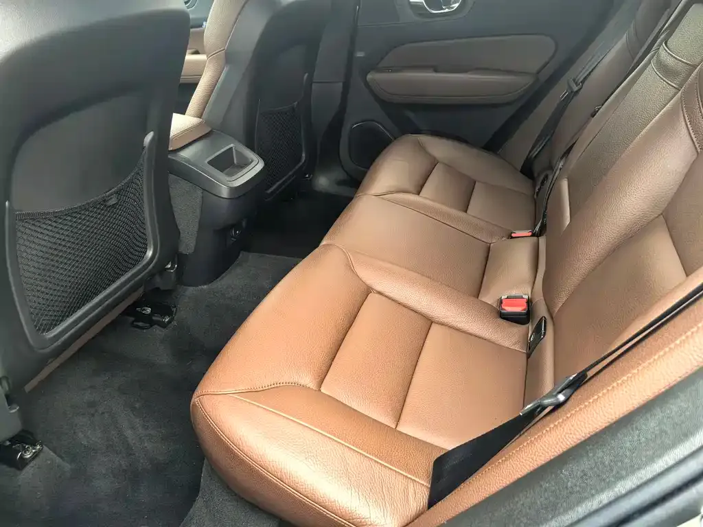 Volvo XC60 — фото 10