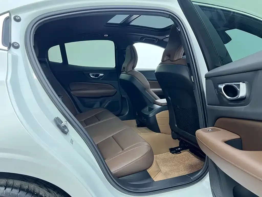 Volvo S60 2025 из CN, фото 7