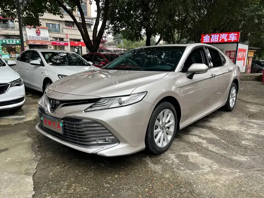 Toyota Camry — фото 1