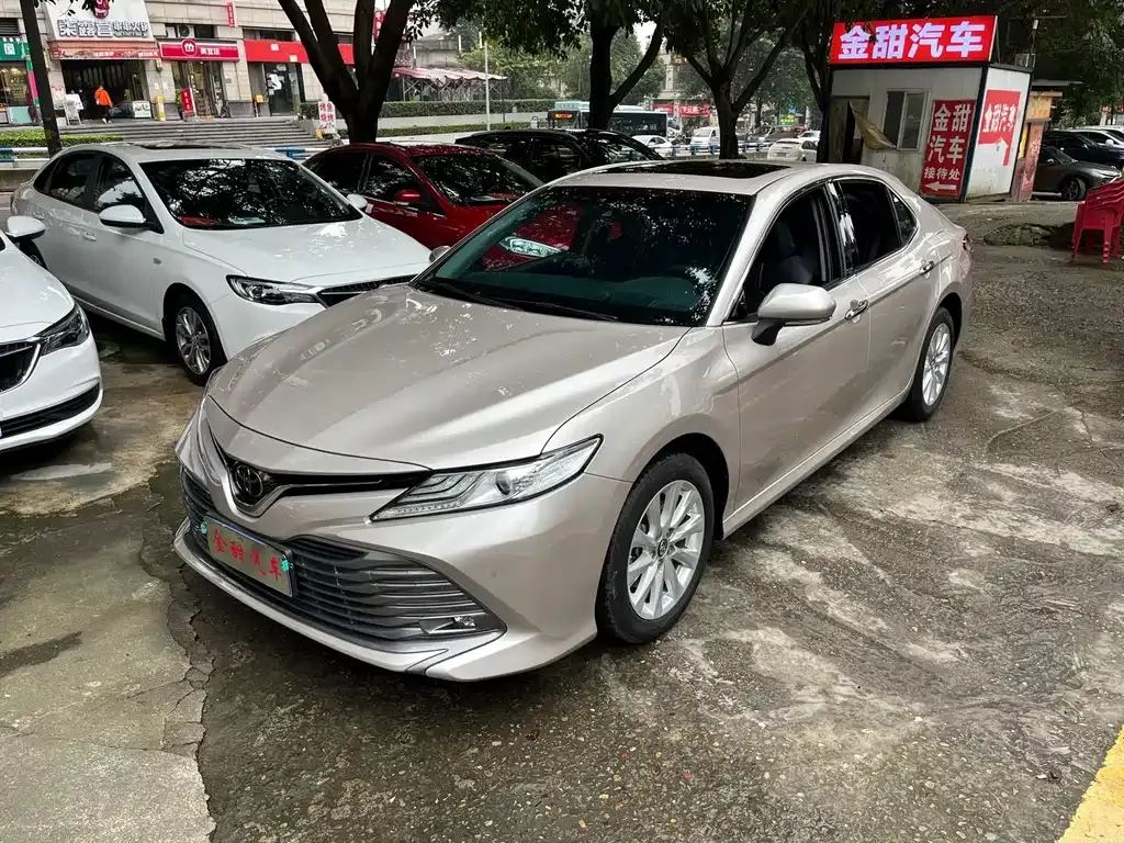 Toyota Camry — фото 3