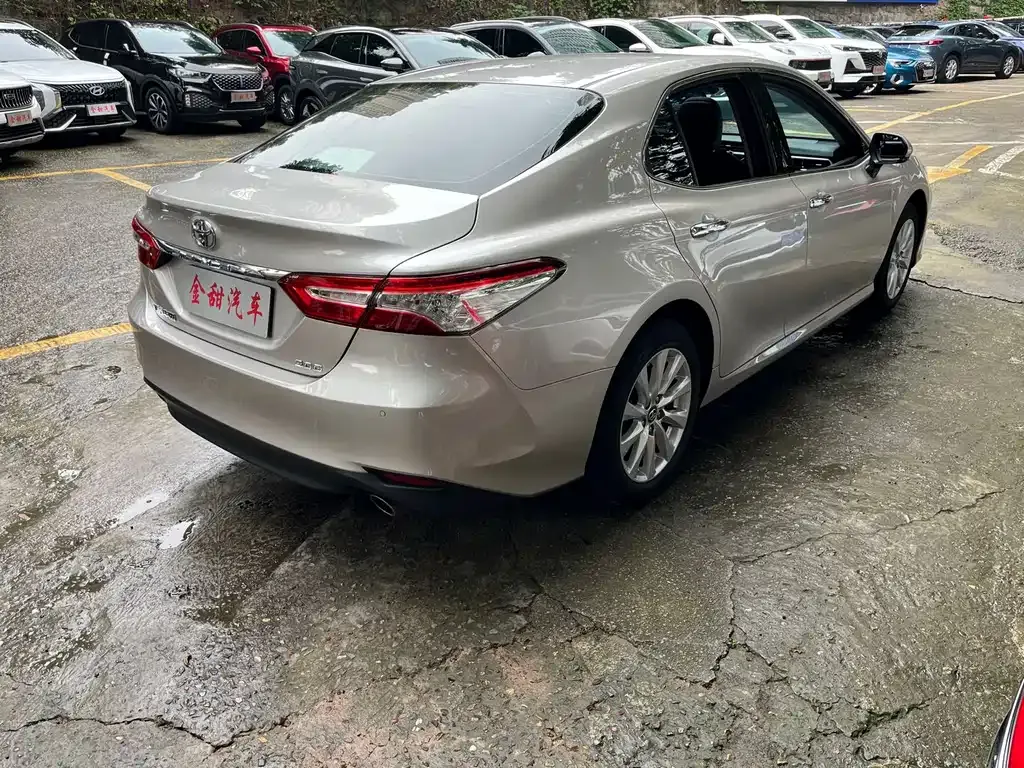 Toyota Camry — фото 6