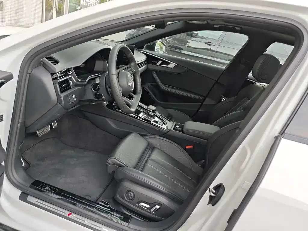 Audi A4L 2024 из CN, фото 4