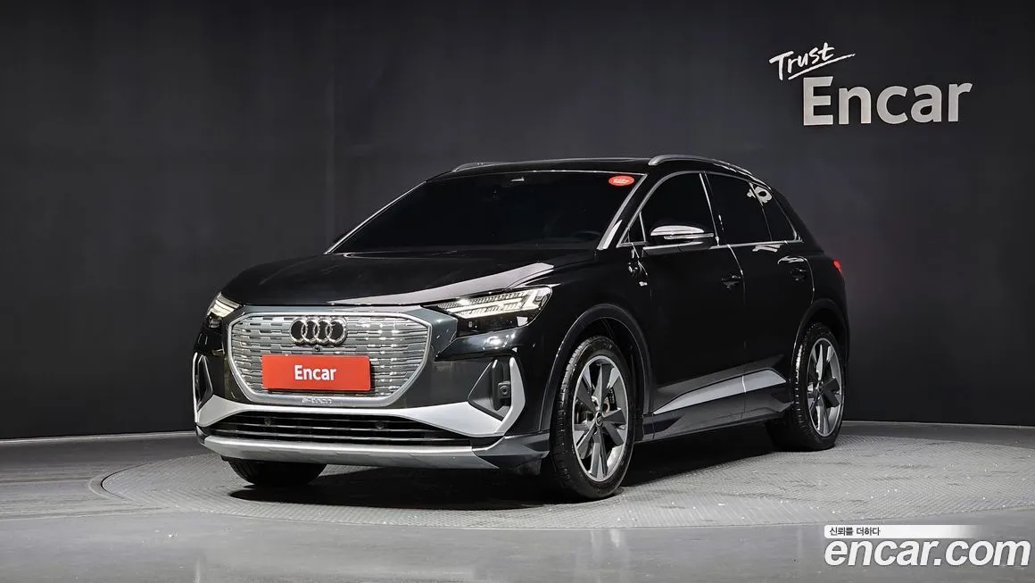 Audi Q4 e-tron — фото 1